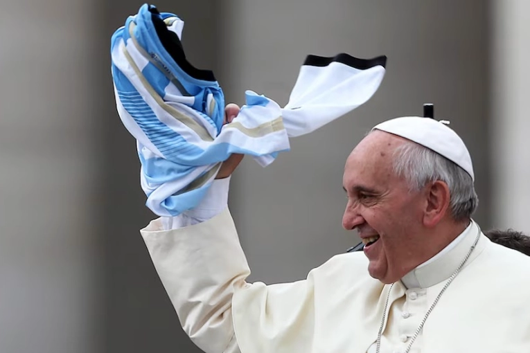 El conmovedor video de la AFA para homenajear al papa Francisco: "El argentino que jugó para el mundo"