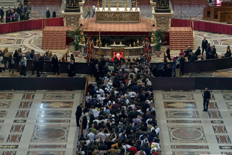 Continúa el ingreso de fieles a la Basílica de San Pedro para despedir al papa Francisco