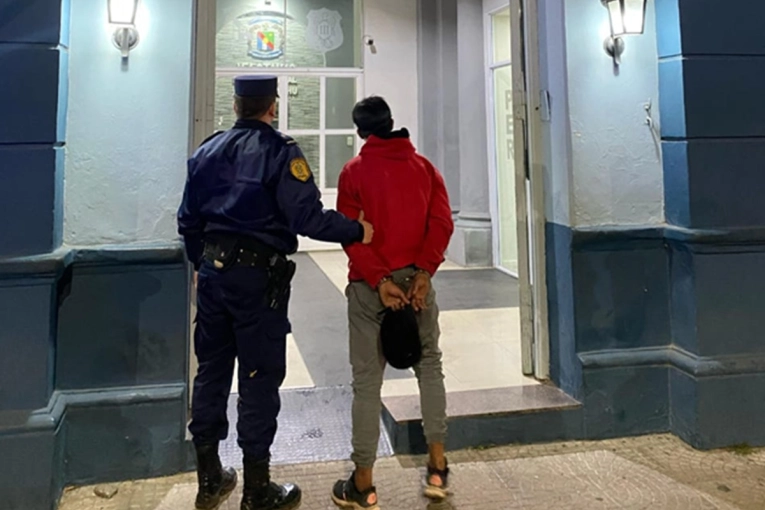 Allanaron cuatro domicilios por el robo a un comercio y hay un detenido