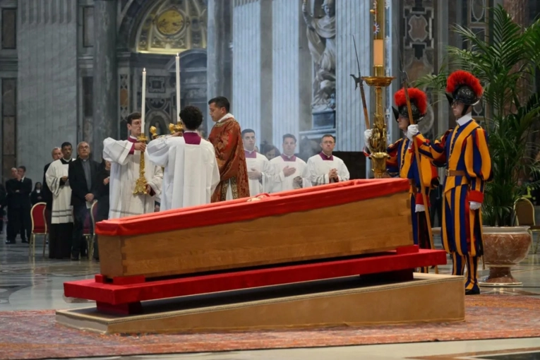 Terminó la capilla ardiente del papa Francisco y comienza la ceremonia del cierre del féretro