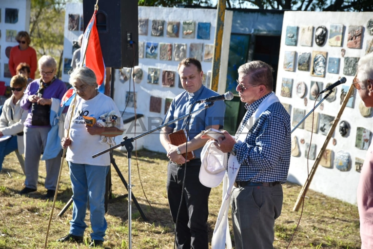 La Asamblea Ambiental marchó contra UPM-Botnia y cuestionó los millonarios sueldos de la CARU