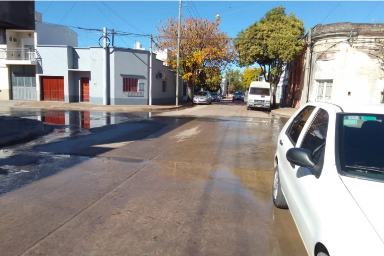 Debido a la purga del nuevo caño de 500 mm, se registra presencia de agua en la calle Lavalle