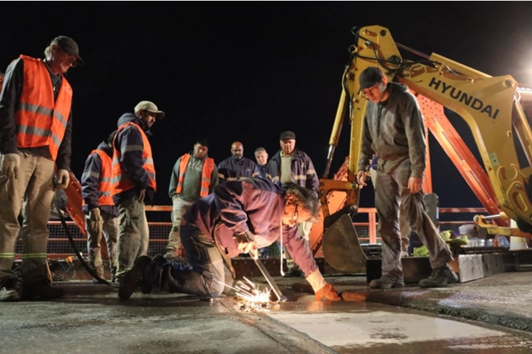 Comenzaron los trabajos de mantenimiento del puente Méndez Casariego