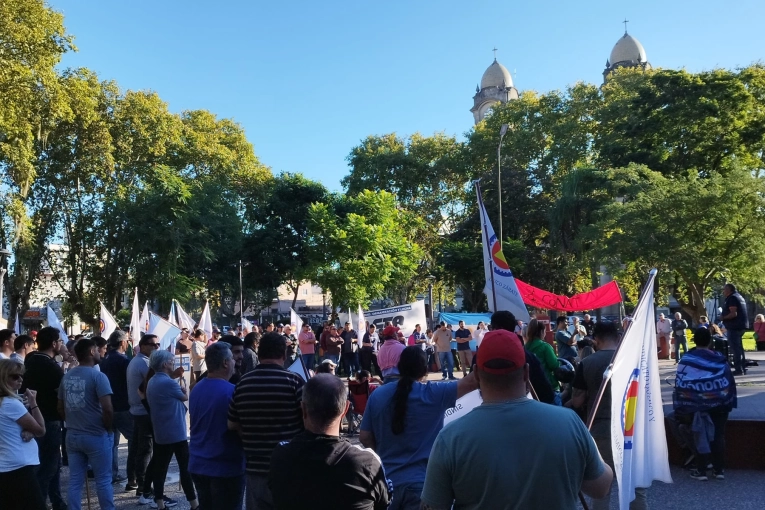 Sin el apoyo eléctrico del municipio, los trabajadores hicieron su acto del 1 de Mayo