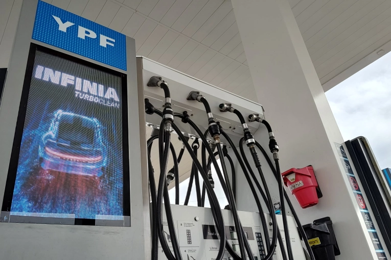 Nuevo aumento en combustibles: YPF aplic&oacute; una suba del 2,5%