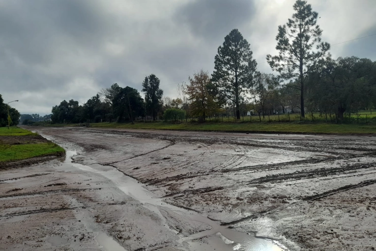 El barro de las calles complica a los vecinos de Boulevard de María y Maestra Piaggio