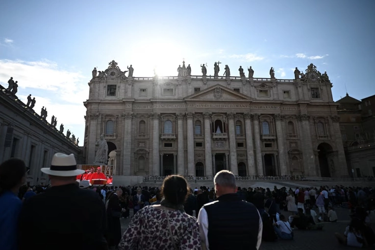Fumata negra en el Vaticano: la primera votación del Cónclave no logró consenso