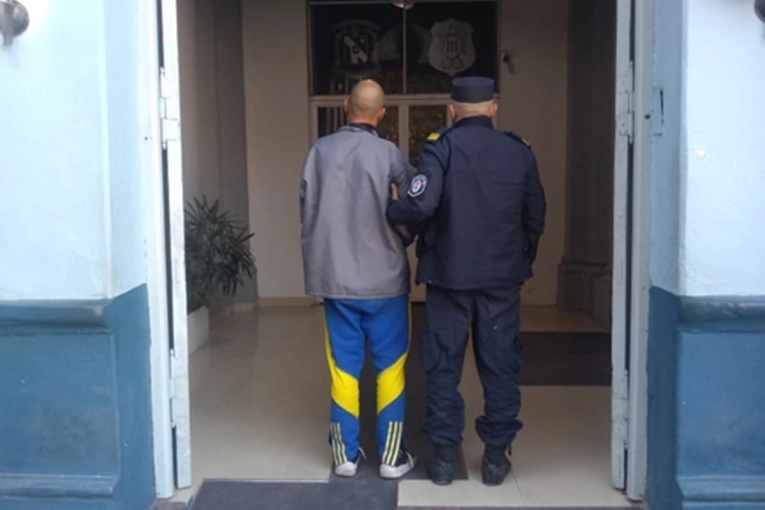 Borracho y con un caño, persiguió a una mujer que se refugió en la comisaría