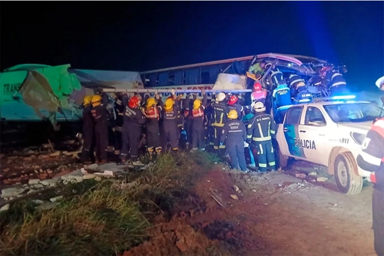 Trágico choque frontal entre un colectivo y un camión: al menos cuatro muertos