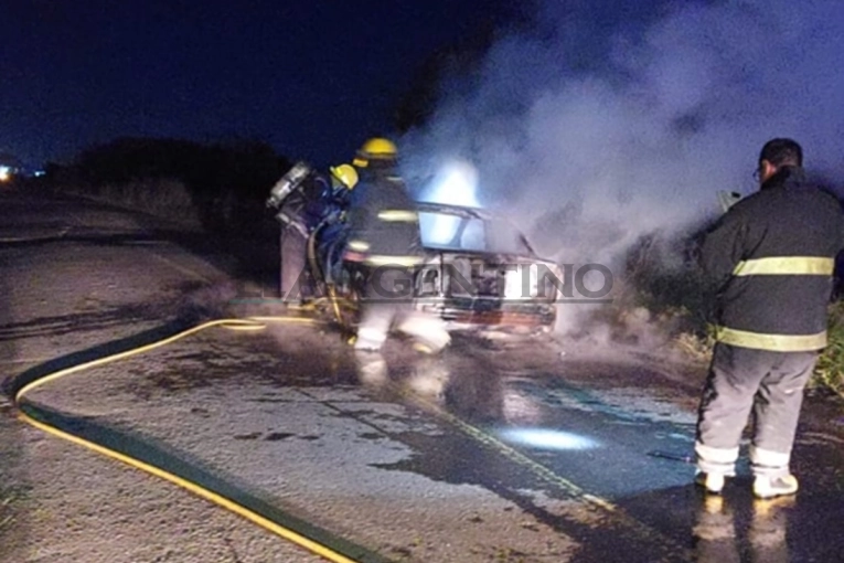 Un automóvil quedó destruido por las llamas en la colectora de Ruta 14