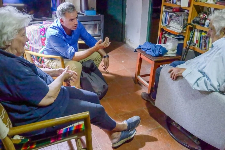 "Te vamos a extrañar mucho viejo querido", Yamandú Orsi despidió a José Mujica