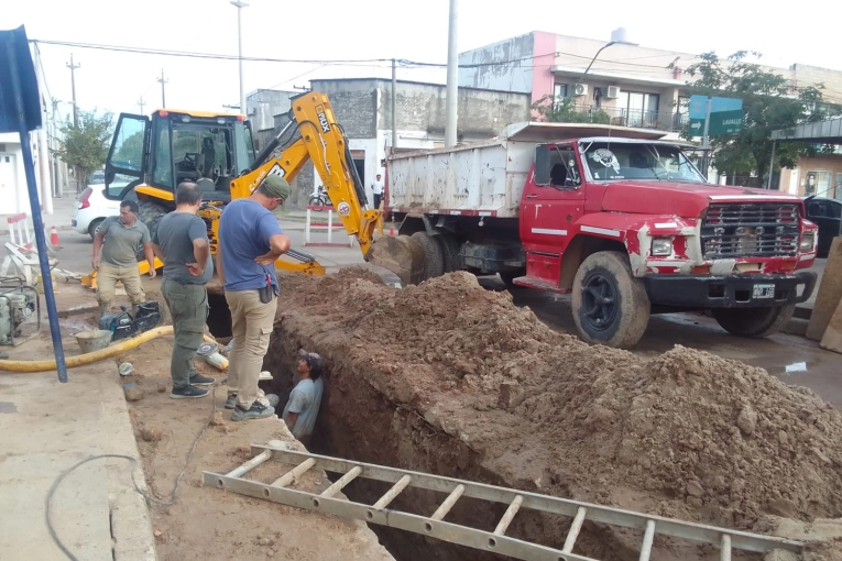 Otra vez problemas en el caño de la calle Lavalle: debieron cambiarlo por una rotura