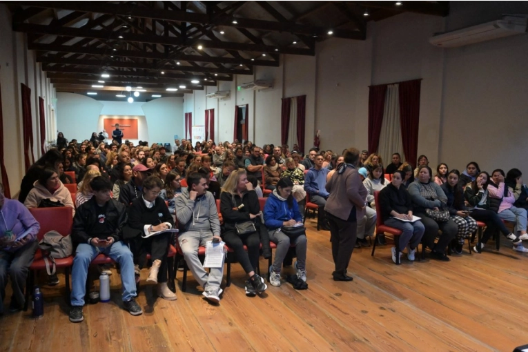 Cuenta regresiva para el 25 de Mayo: se brindó información a los responsables de los stands