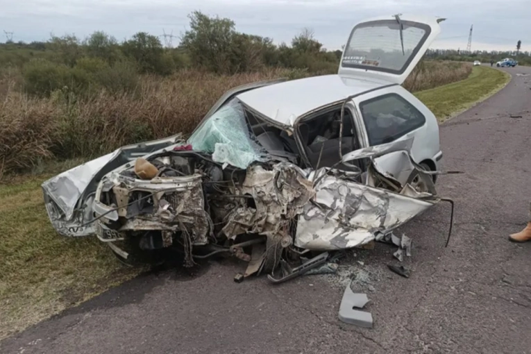 Tres hombres fueron rescatados entre los fierros tras un choque frontal contra un camión