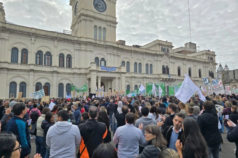 Docentes y gremialistas se manifestaron contra OSER y exigieron mantener su actual obra social