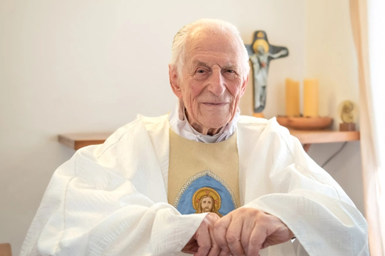 Emotivo gesto del Papa León XIV con un obispo entrerriano