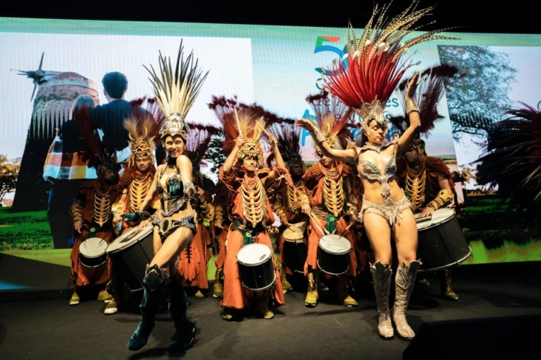 El Carnaval del País deslumbró en Paraná durante el cierre del Congreso de Agentes de Viajes