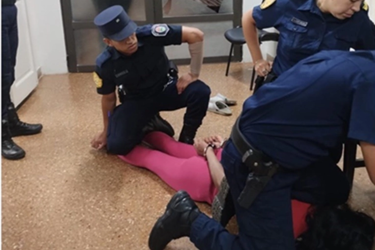 Condenaron por tres delitos a una mujer trans que originó destrozos en Tribunales