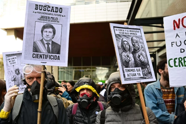 “No al Cientificidio”: el reclamo de miles de científicos del Conicet ante el ajuste