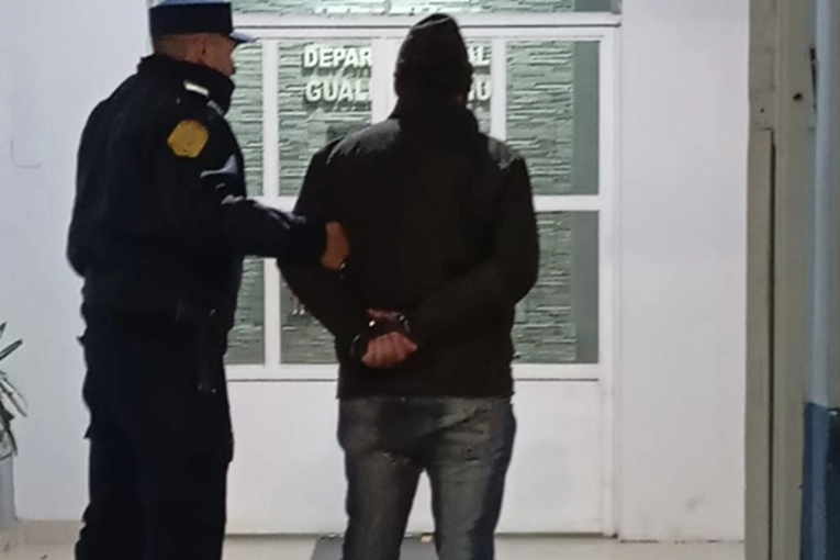 Detuvieron a un hombre que intentó llevarse la ropa del tender