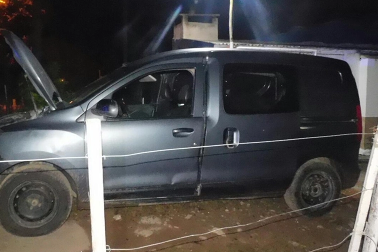 Detienen a un hombre que escapó de un control porque el auto era robado