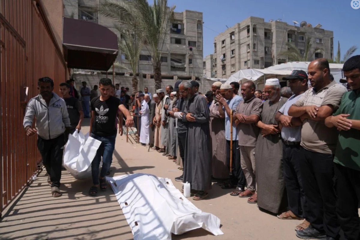 Palestinos rezan durante un funeral Palestinos rezan durante un funeral