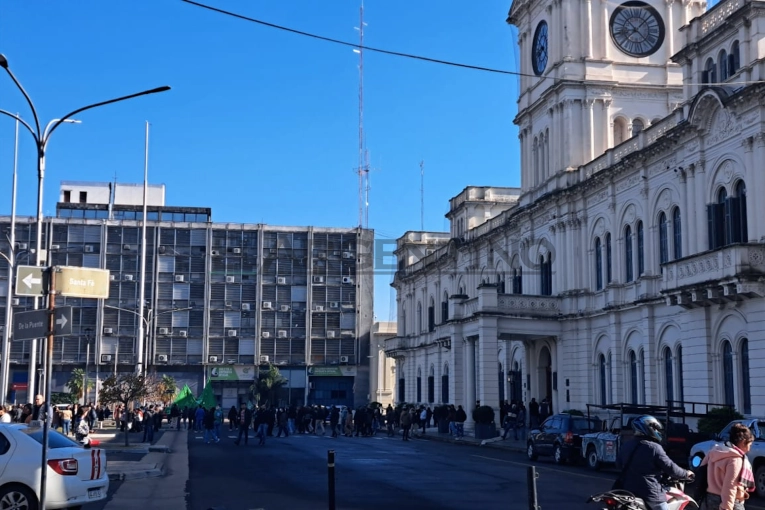 Protesta de empleados públicos en Casa de Gobierno por recortes y baja de suplencias