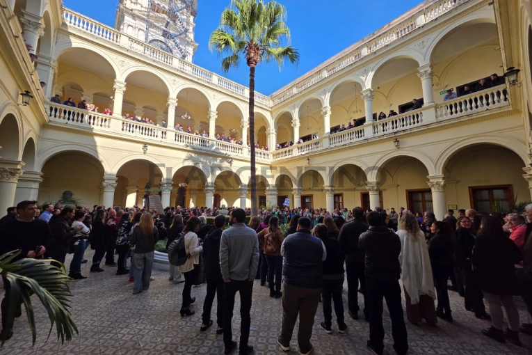 Tensa mañana en la Casa Gris: protestas de estatales y movilización por IOSPER