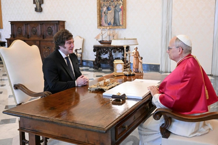 Milei tuvo su primera audiencia con el papa León XIV y el Ejecutivo confirma una posible visita al país