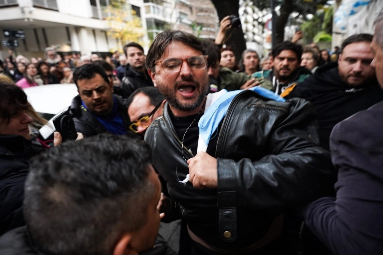 Tensión y operativo policial en el Instituto Perón: detuvieron a Juan Grabois durante el desalojo