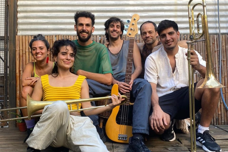 Colectivo Suelto, entre el afrobeat y la música del desierto: “Buscamos generar profundidad con pocos elementos”