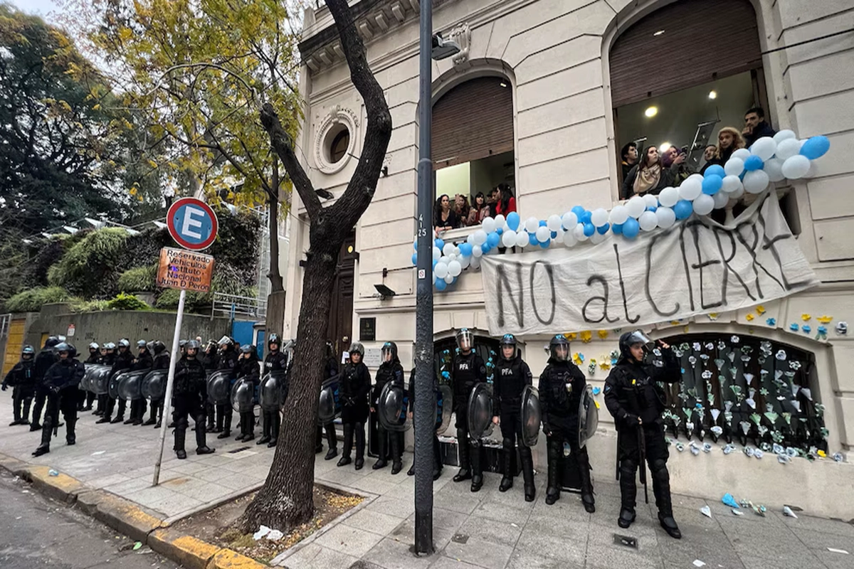 Cordón policial frente "Un café con Perón" Cordón policial frente "Un café con Perón"