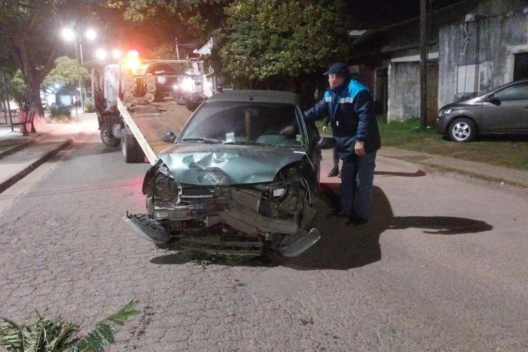 Empleado municipal evadió un control, casi choca a los agentes de Tránsito y se estrelló contra una columna