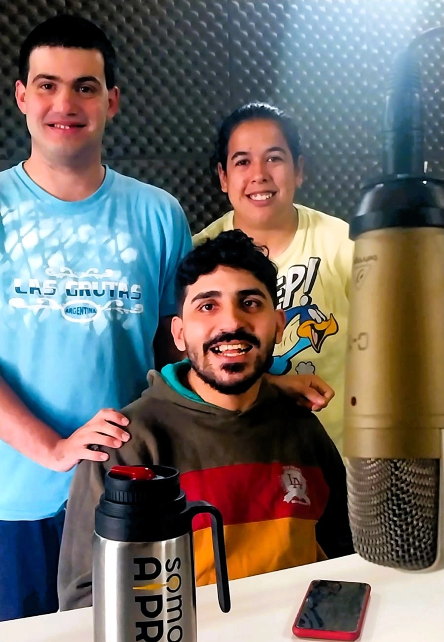 Juan, José y Juliana en la radio comunitaria, en Urdinarrain