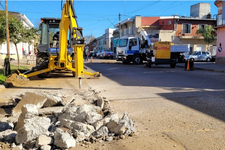 Obras Sanitarias repara 35 metros de cloaca dañada en Del Valle y Rucci