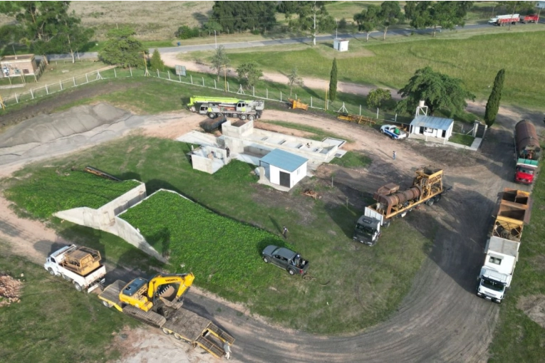 Luego de varios meses de trabajo, trasladaron y ensamblaron la planta asfáltica en el Parque Industrial