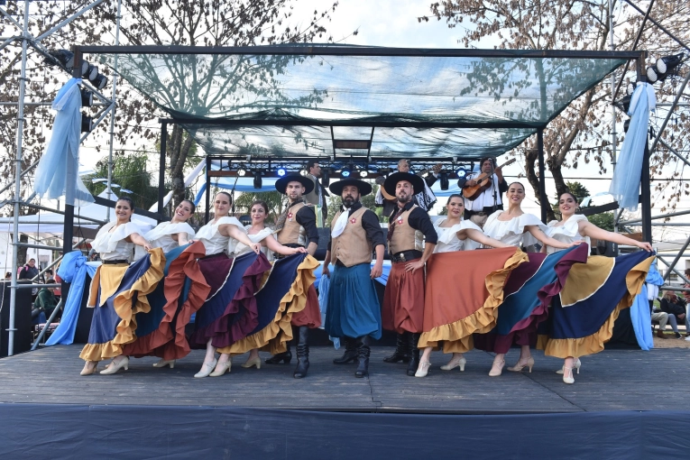 Día de la Bandera en Pueblo Belgrano: un festejo celeste y blanco