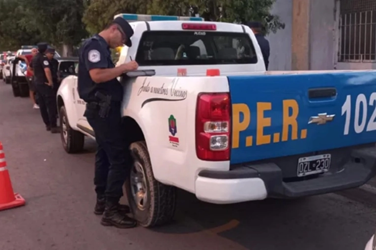 Una joven cayó de un auto y fue pisada por las ruedas: el conductor estaba ebrio