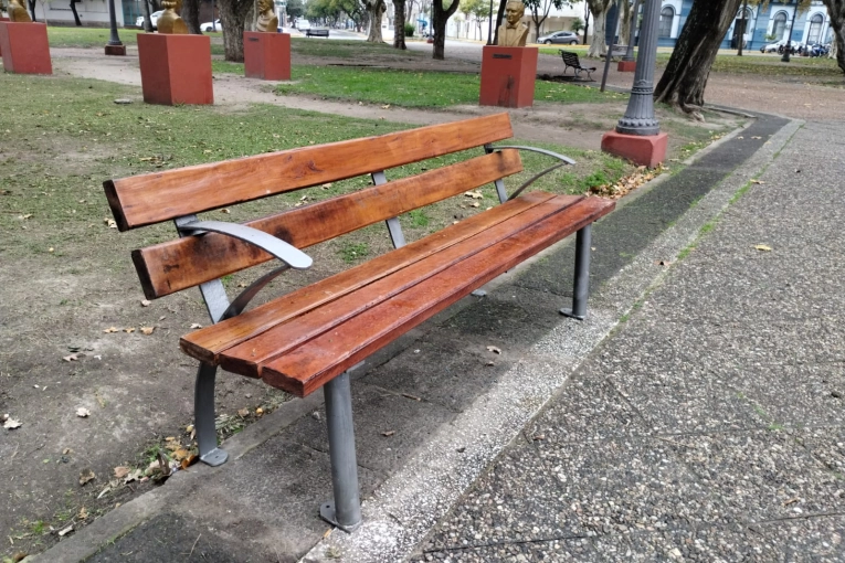 Se instalaron nuevos bancos en la Plaza San Martín y se avanza con mejoras en el Parque Unzué