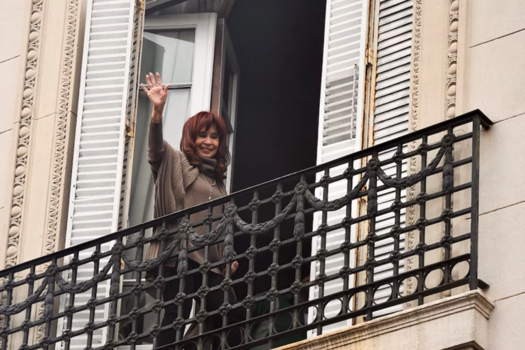 Con tobillera y visitas limitadas, la Justicia dispuso la prisión domiciliaria para Cristina Kirchner