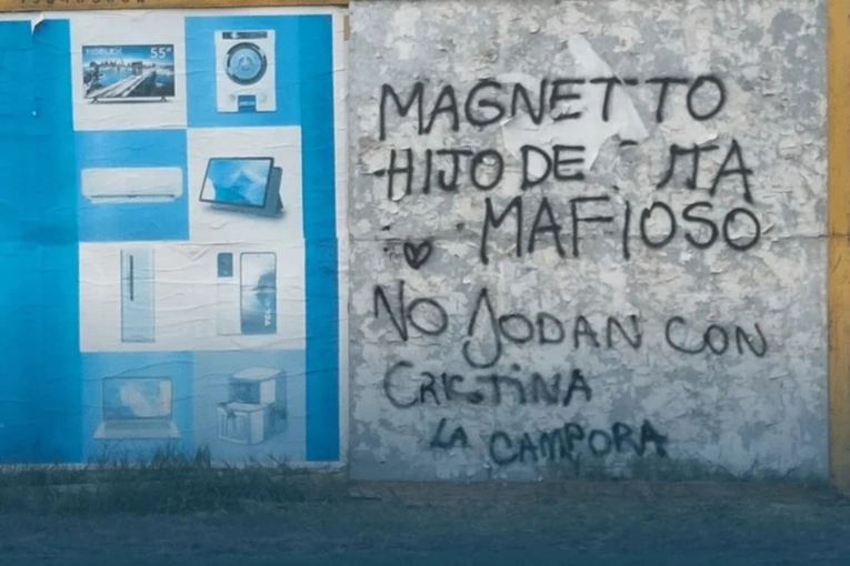 Polémica por detención de militantes tras pintadas en apoyo a Cristina Kirchner