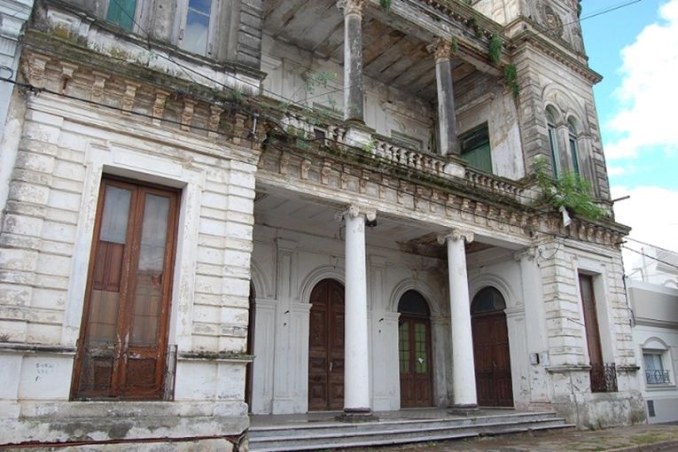 El histórico edificio del Círculo Policial sigue a la espera de una refacción estructural