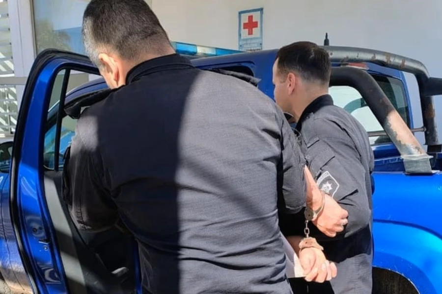 As&iacute; se llevaban detenido al acusado de matar a la joven. (Foto: gentileza El Litoral)