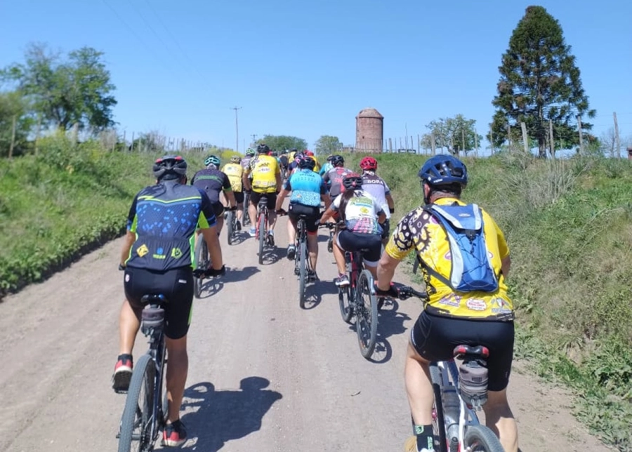 Las traves&iacute;as comenzaron a incluir paradas en capillas, escuelas rurales o boliches de campo