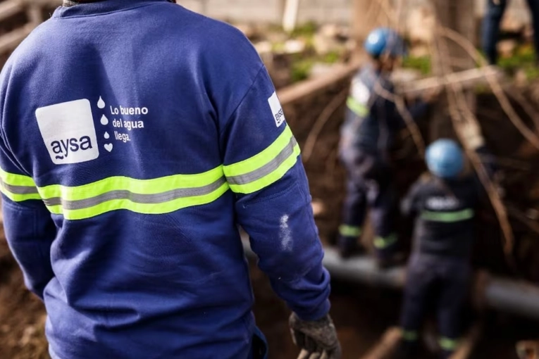 El Gobierno nacional inició el proceso de privatización de AySA