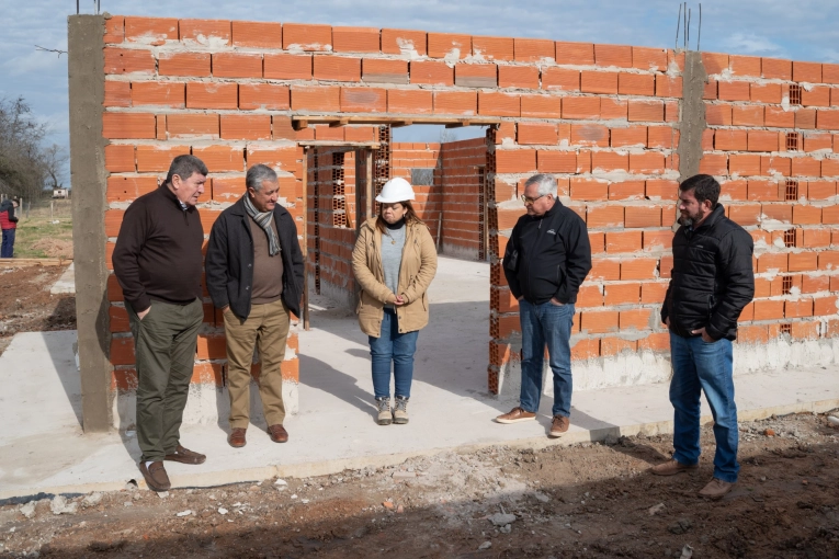Pablo Echandi recorri&oacute; la obra de 40 viviendas que el IAPV construye en Urdinarrain