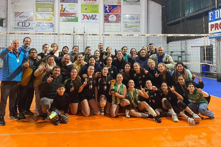 Las chicas de Racing se consagraron campeonas invictas en la Liga Provincial de v&oacute;ley