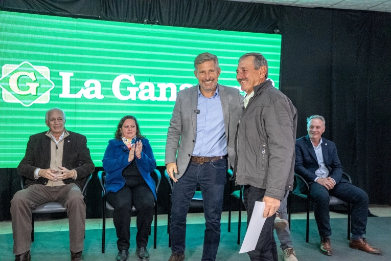El gobernador Frigerio entregó créditos por mil millones de pesos a productores