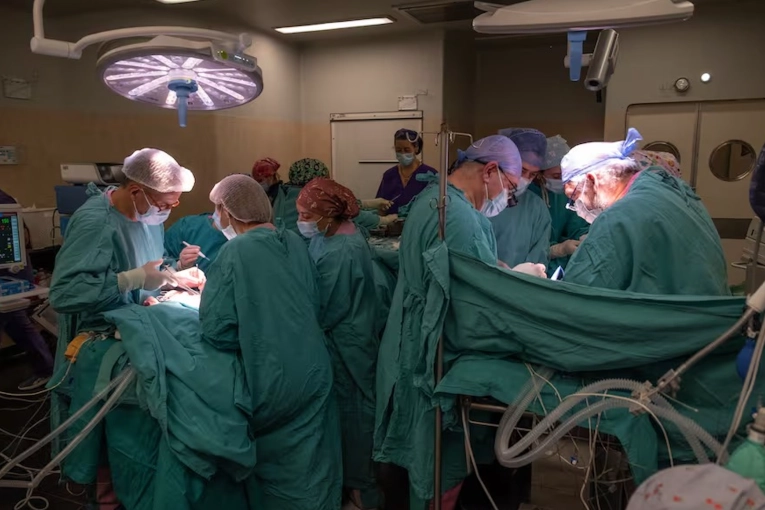 Profesionales del Garrahan separaron a dos siamesas unidas por el abdomen y el hígado