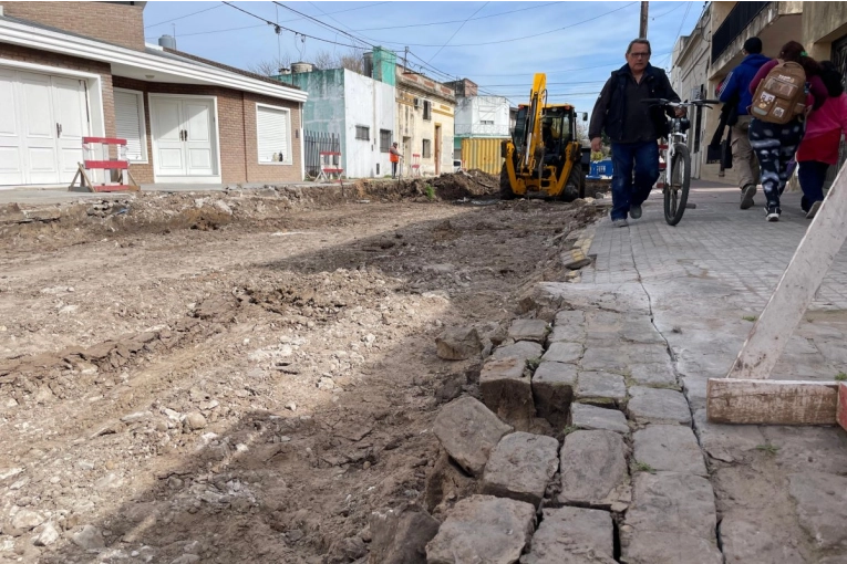 Avanzan con el retiro de adoquines en calle Andrade, entre Rucci y Rocamora